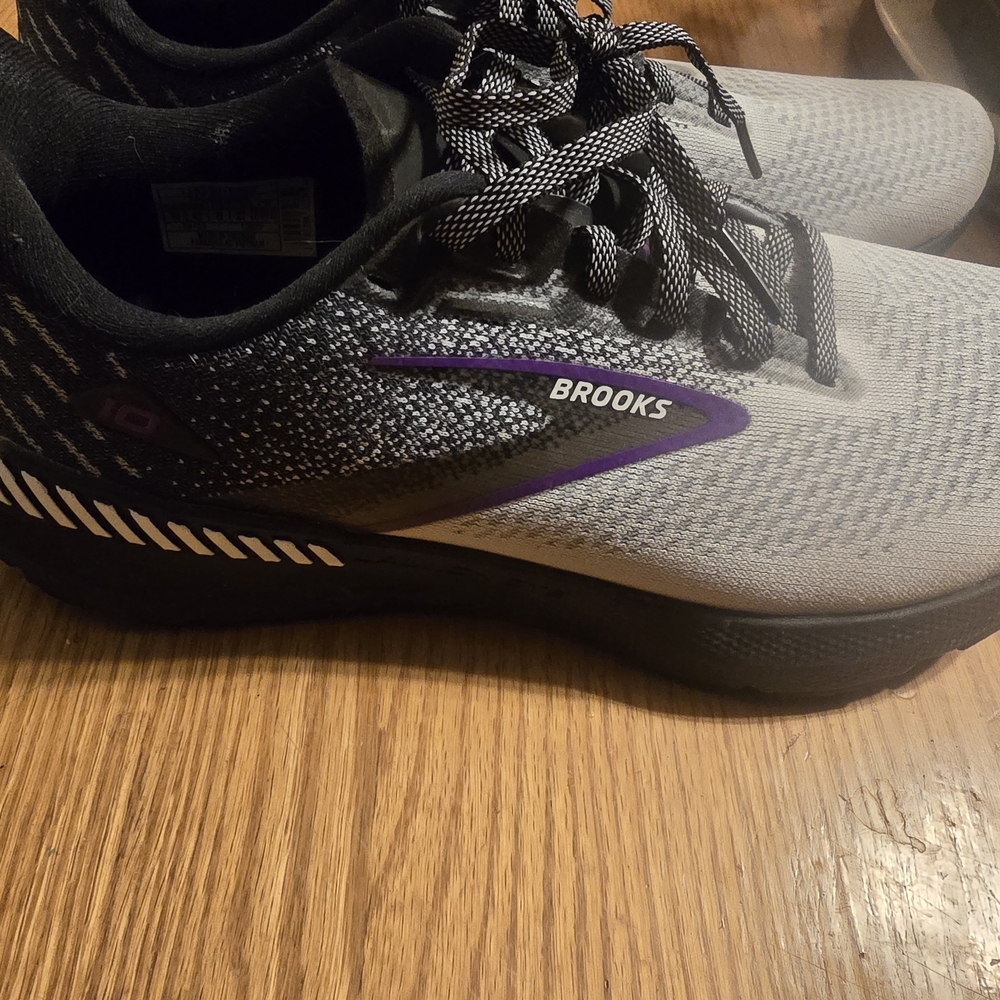 Brooks Women's Gray Running Shoes - Picture 7 of 7